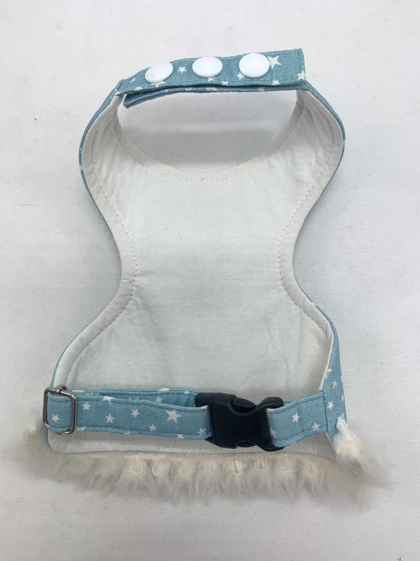 Arnês azul com estrelas brancas e ajustes com botões e fivela