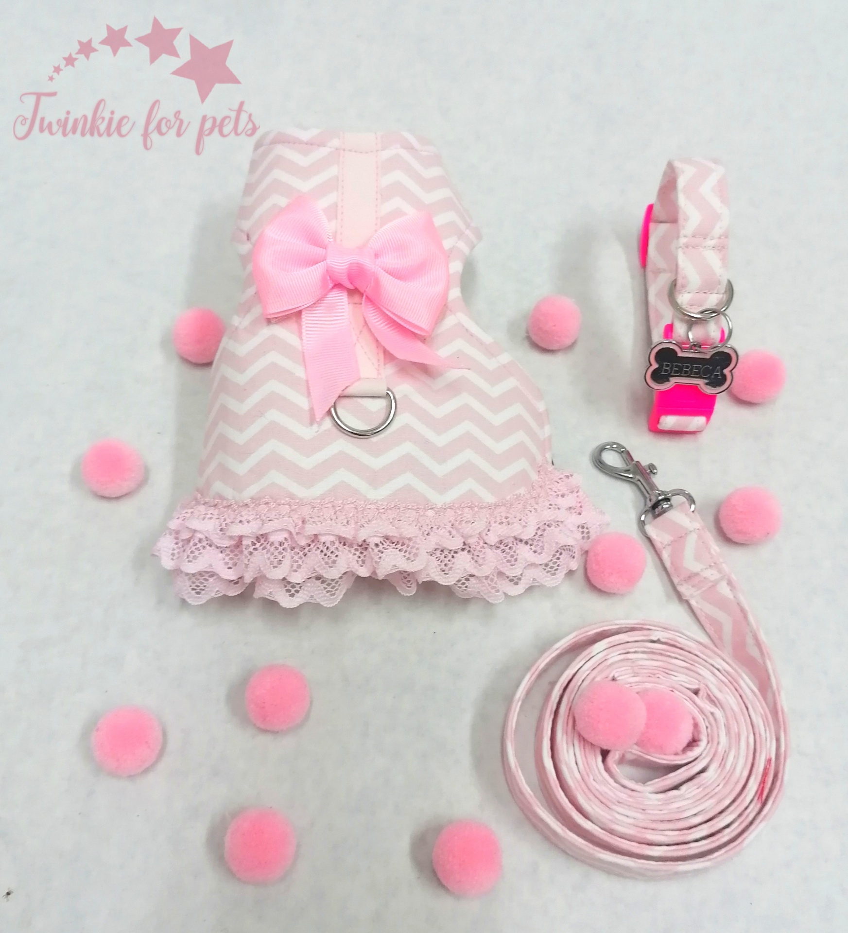 Conjunto para animais com peitoral rosa e branco, trela e coleira rosa, pompons cor-de-rosa