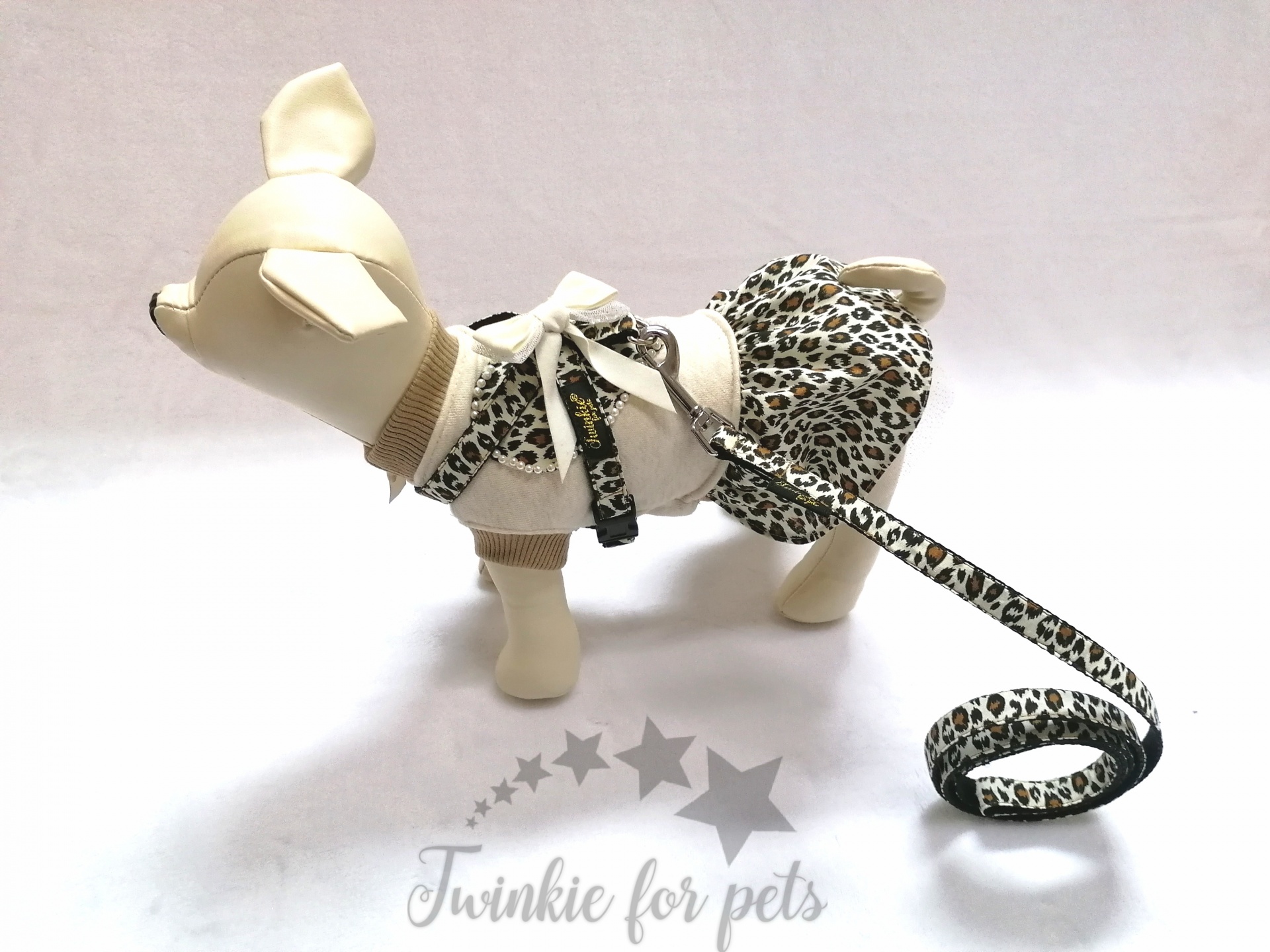 Roupa para cão com padrão onça e coleira, manequim de cão num fundo branco