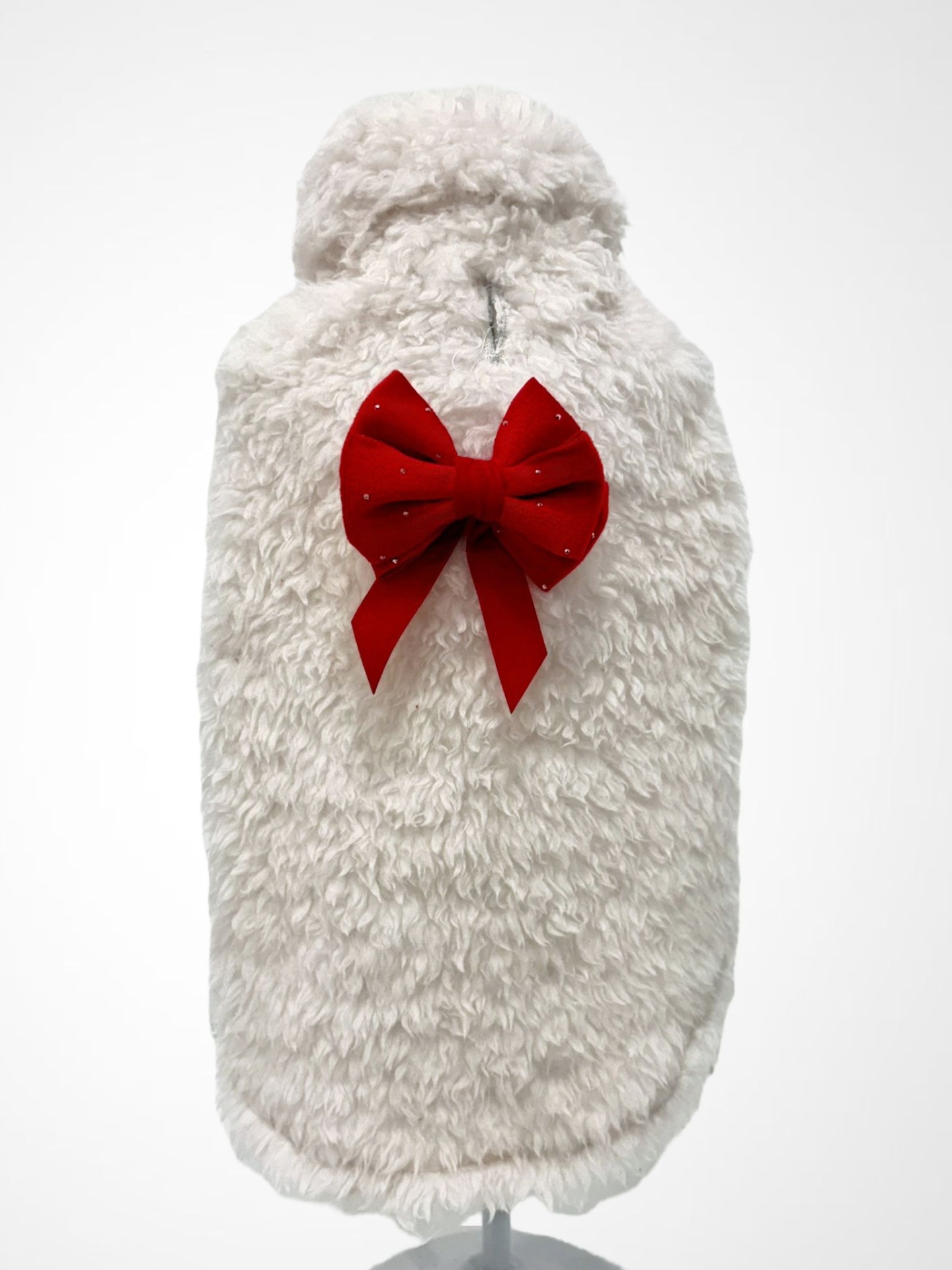 Casaco felpudo branco para cão com laço vermelho na parte de trás