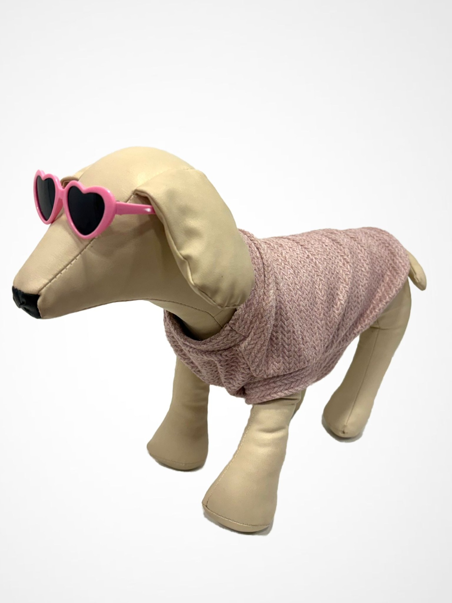 Boneco de cão com suéter rosa e óculos de coração cor-de-rosa