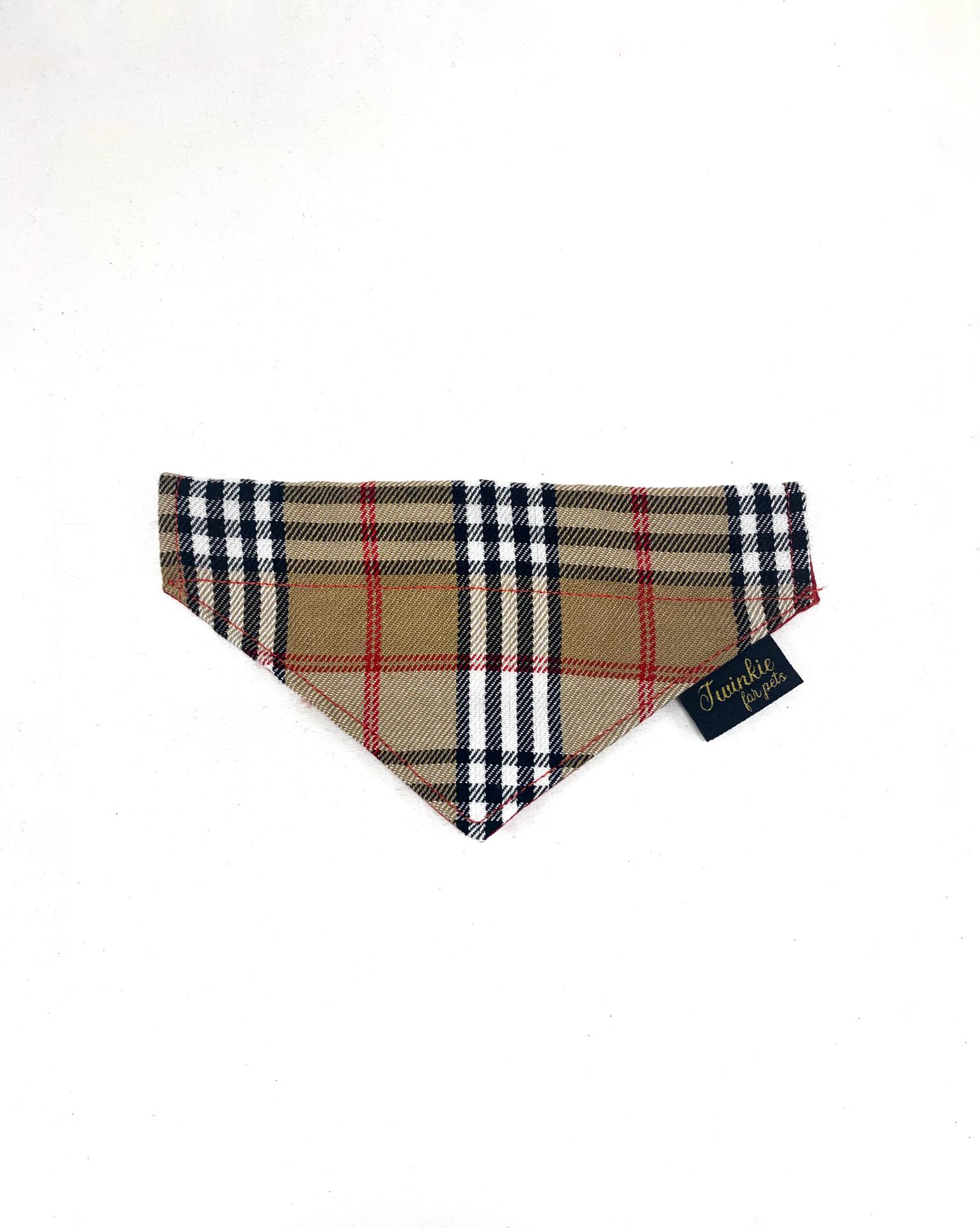 Bandana xadrez bege, preto, branco e vermelho com etiqueta 'Twinkle Whiskers' sobre fundo branco