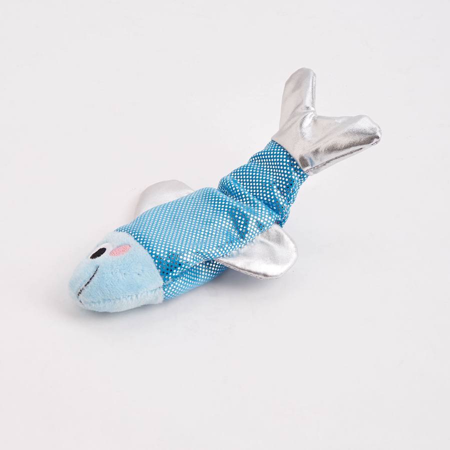 Brinquedo de peixe de peluche azul com cauda e barbatanas prateadas