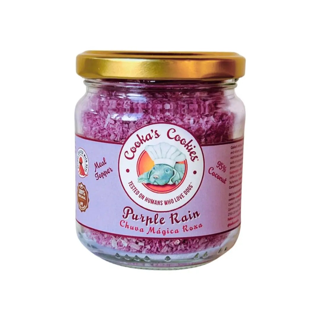 Frasco de vidro com produto granulado roxo e etiqueta cor-de-rosa da Cookas Cookies