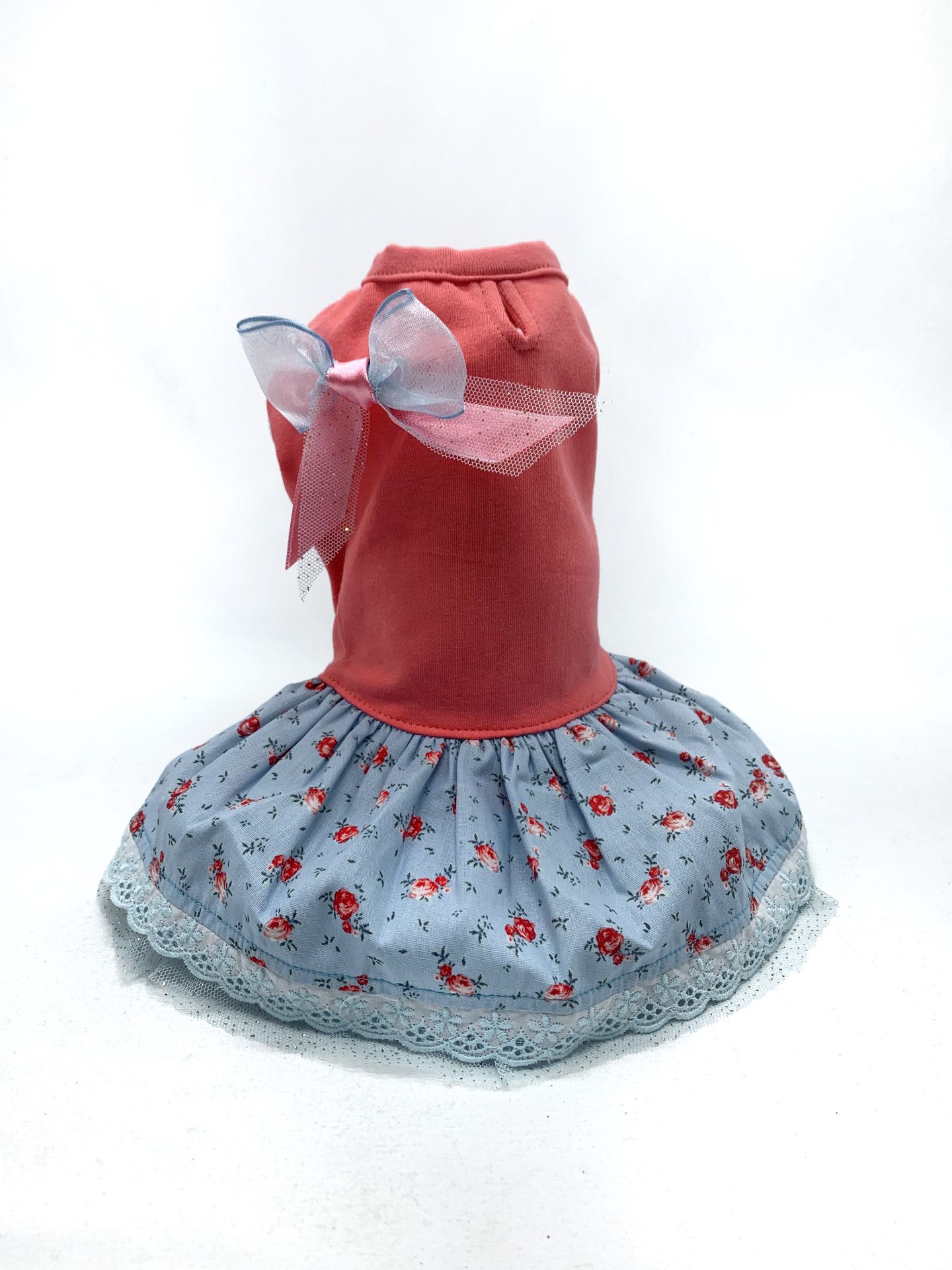 Vestido para cão cor de rosa com saia azul clara e laço azul