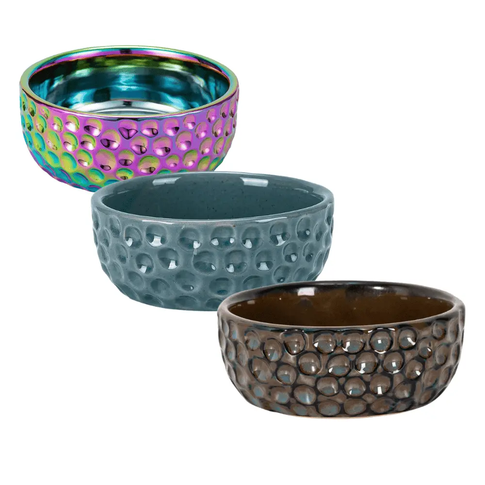Três tigelas de cerâmica com textura de bolhas, nas cores iridescente, cinza azulado e castanho.
