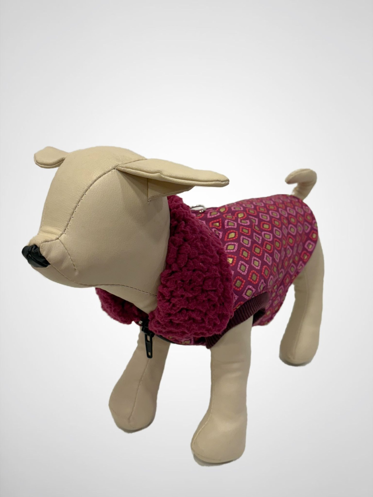 Modelo de cão com roupa para cão rosa e bege