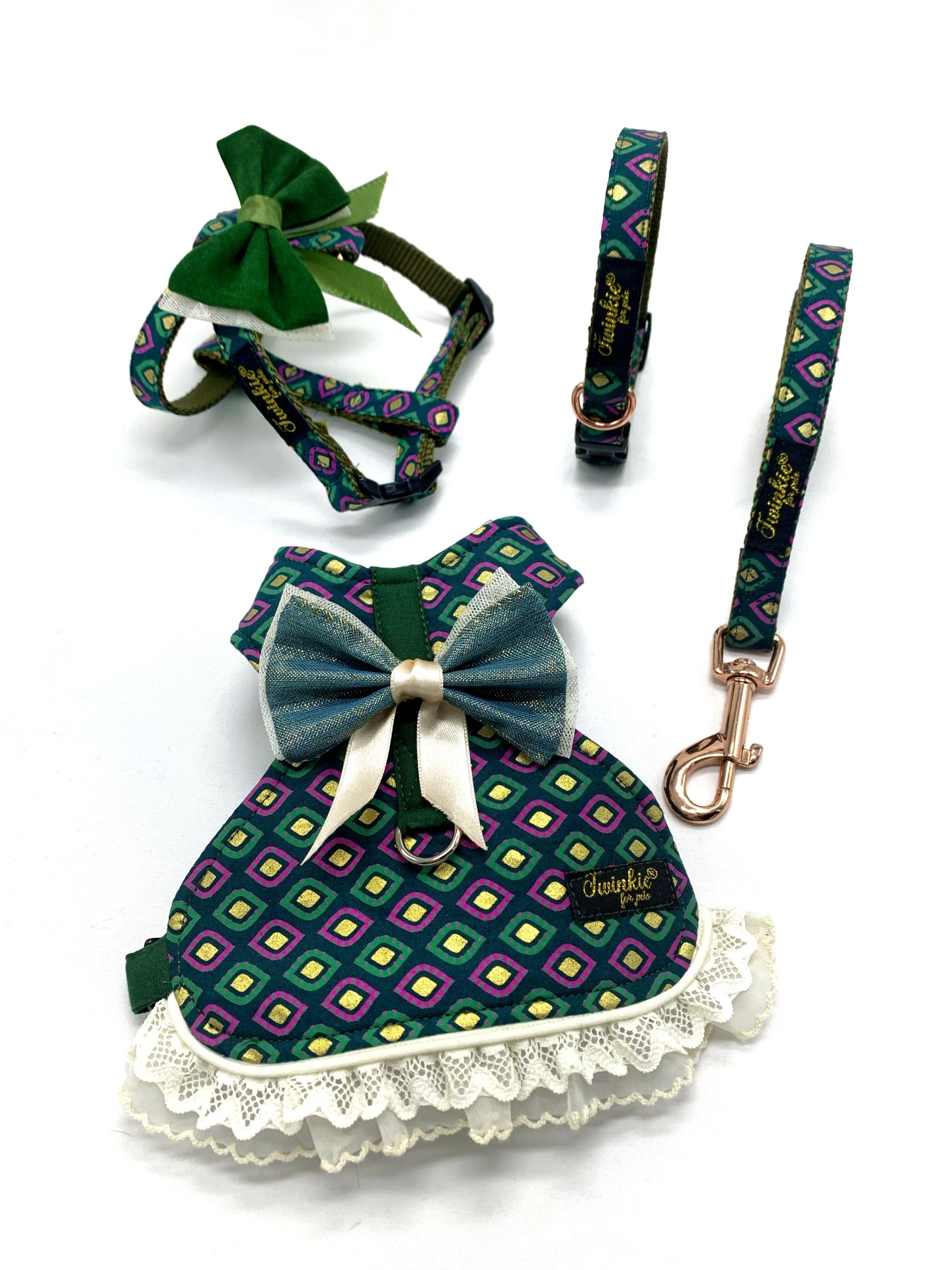 Conjunto de acessórios para animais com padrão geométrico colorido e laços