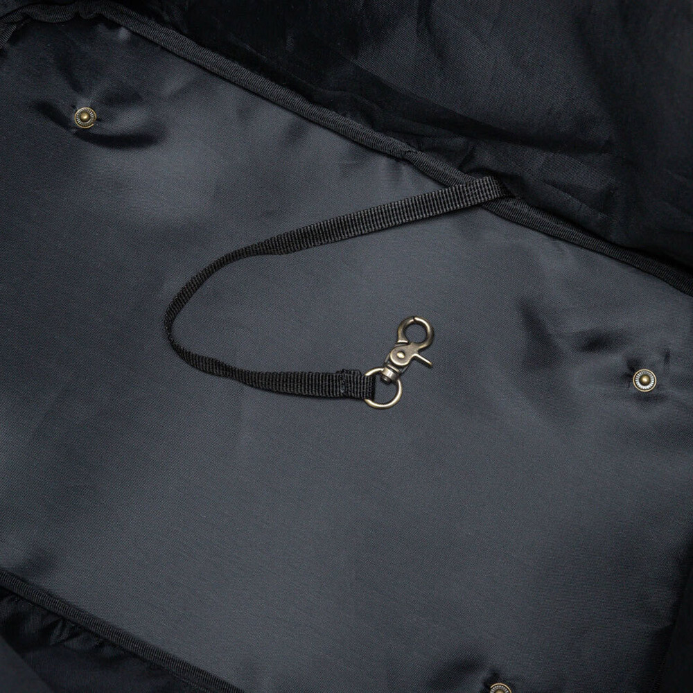 Interior de mochila preta com alça e mosquetão metal