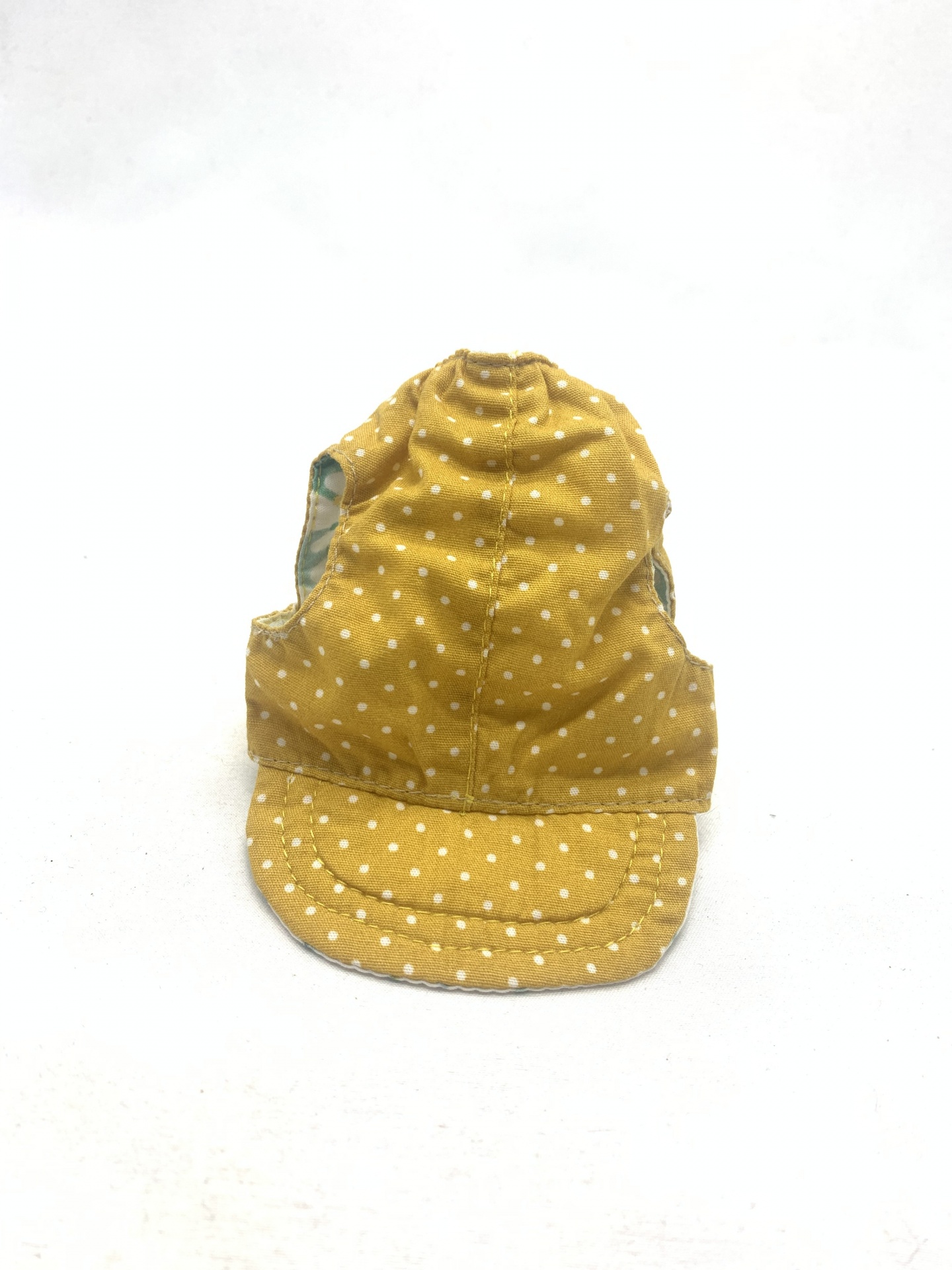 Boné amarelo com bolinhas brancas e aba frontal