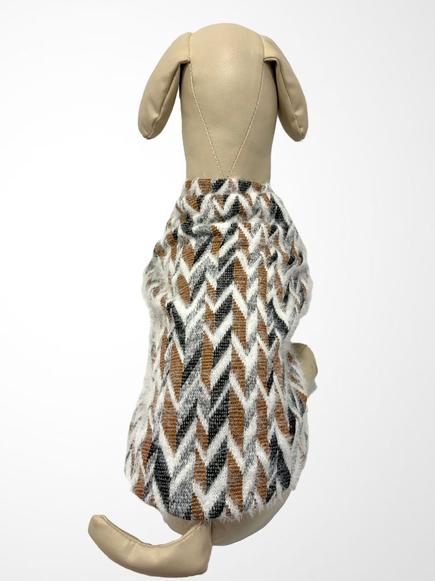 Roupa para cão com padrão de zigue-zague em manequim de pele sintética bege