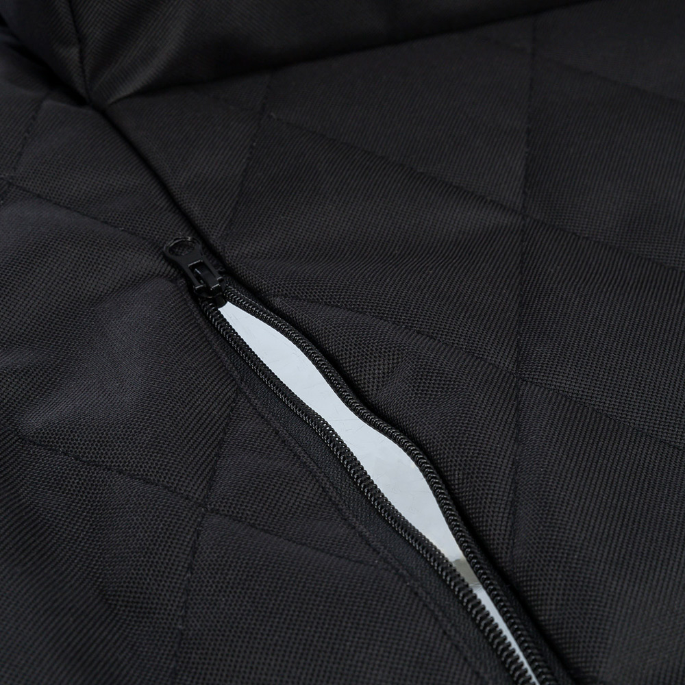 Fecho zipper preto aberto em tecido preto com padrão de losangos