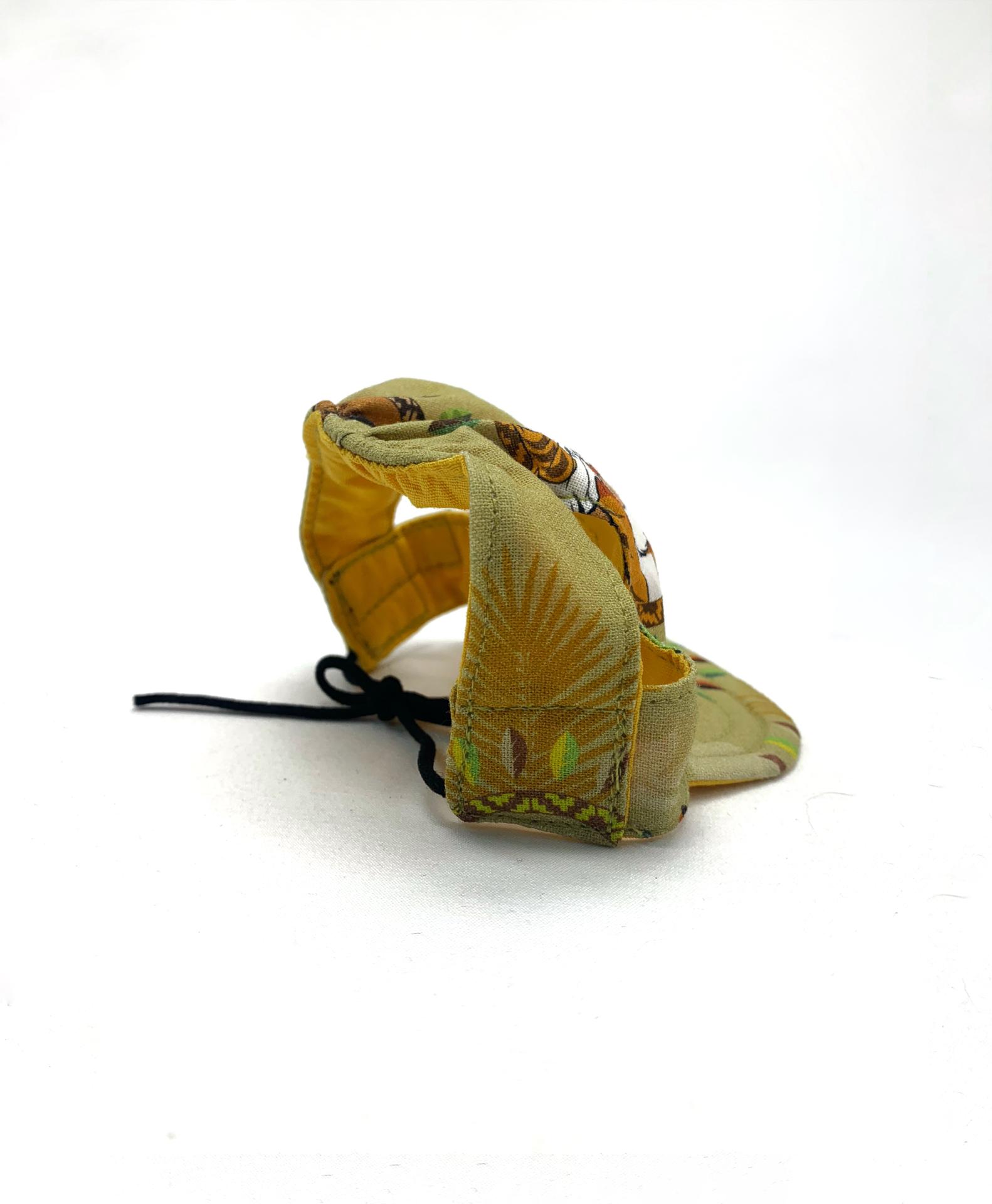 Rasteira feminina verde e amarelo com padrão floral e fecho de amarração preto