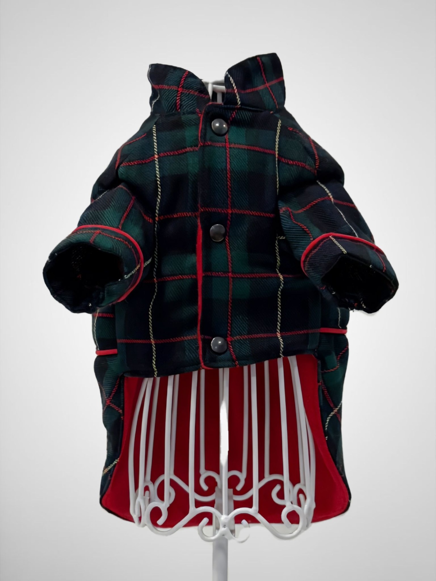 Casaco xadrez para cão em manequim branco