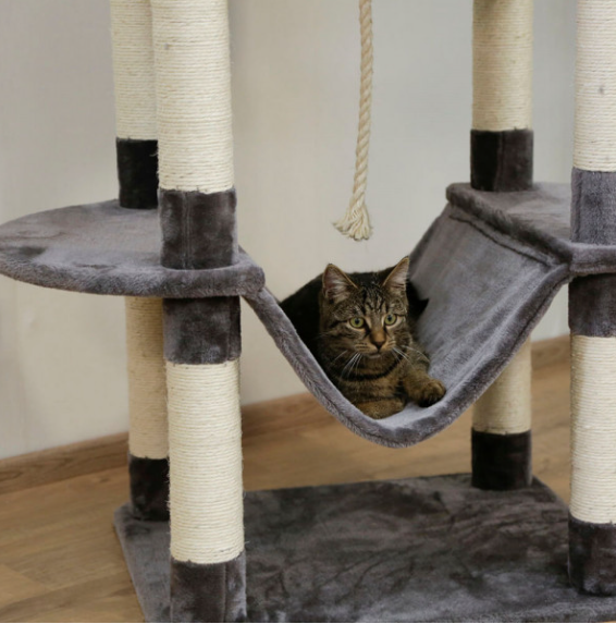 Arranhador para gatos com tecido cinzento e corda sisal branca, com gato na rede suspensa.