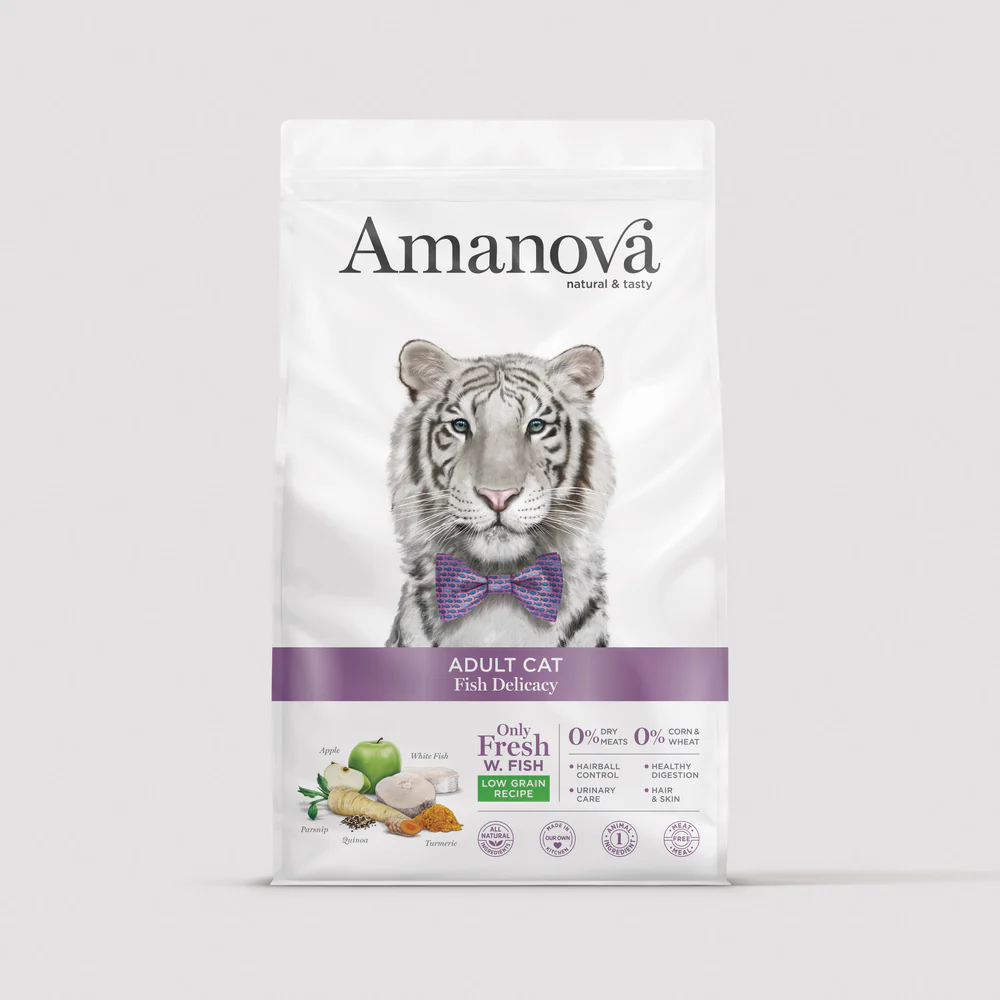 Saco branco de ração para gato Amanova Fish Delicacy com tigre branco e gravata borboleta roxa
