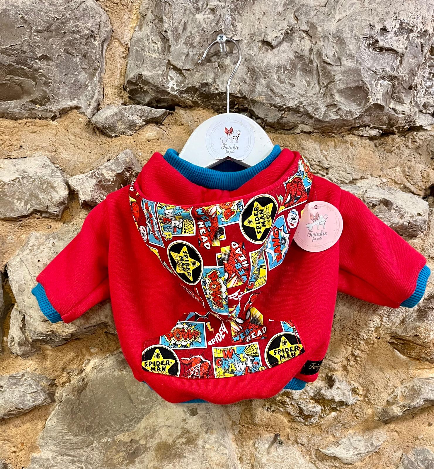 Casaco vermelho para criança com capuz estampado de quadrinhos