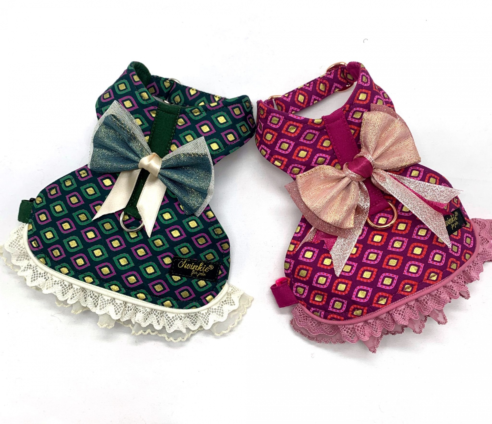 Vestidos para cães com padrão geométrico e laços, um azul e outro rosa