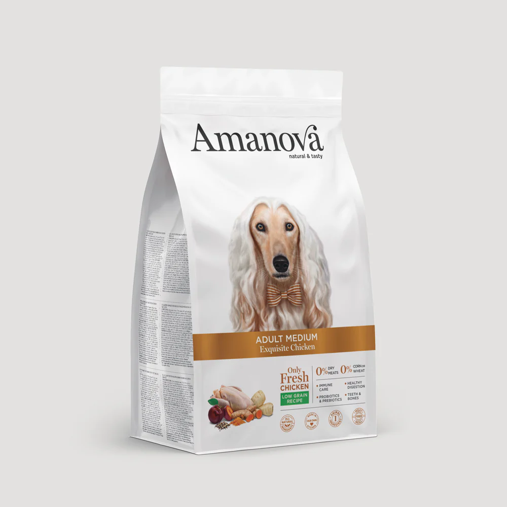 Pacote branco de ração Amanova com imagem de cão e textos explicativos