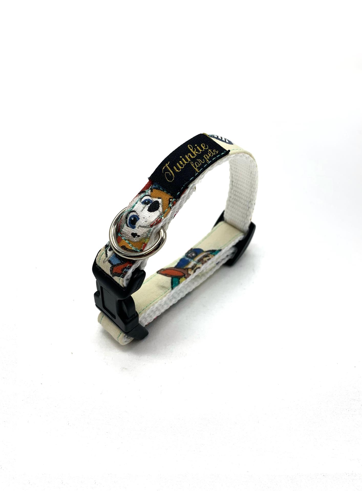 Coleira para cão em tecido com padrão de cães e fecho de plástico preto