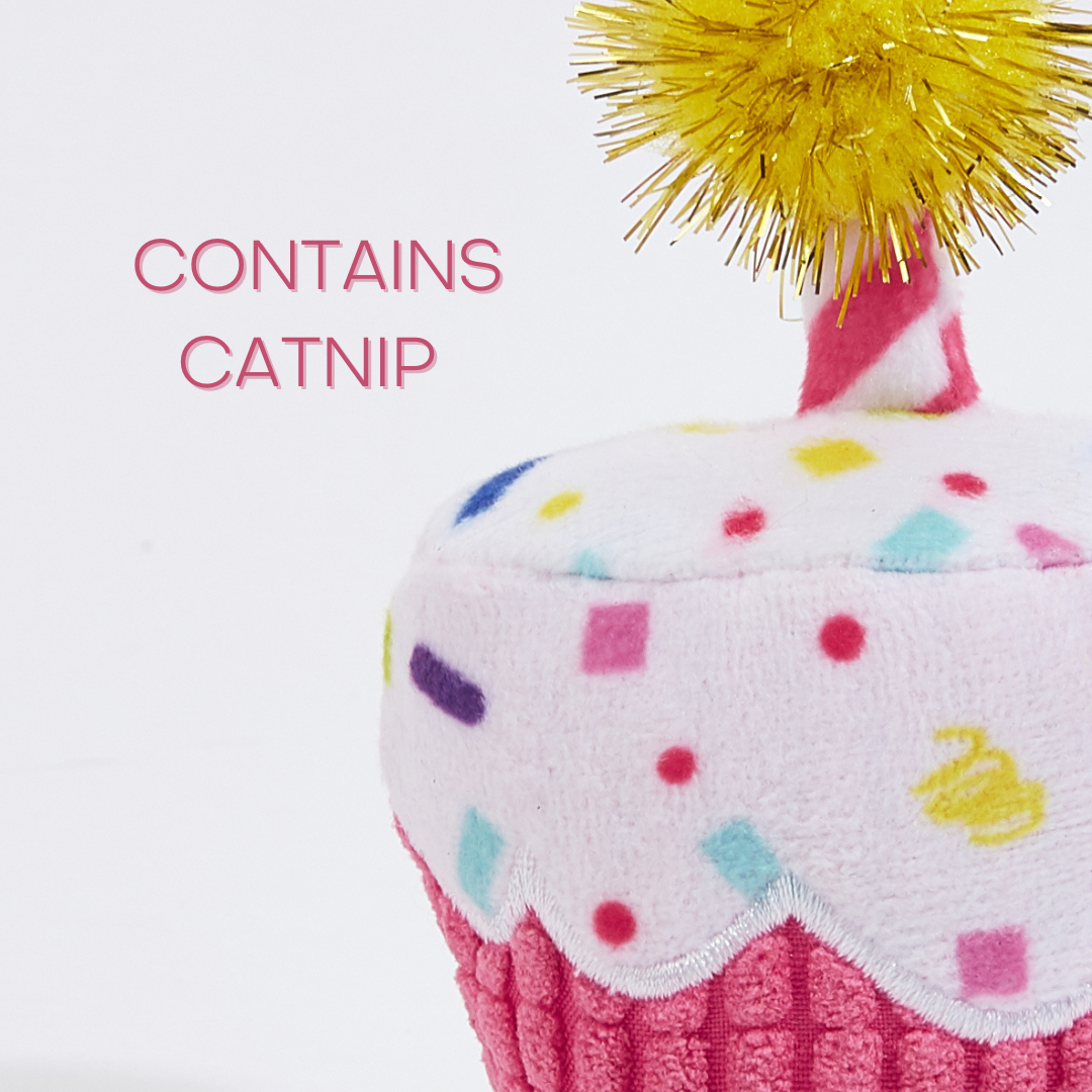 brinquedo para gato em forma de cupcake com pompom amarelo e texto