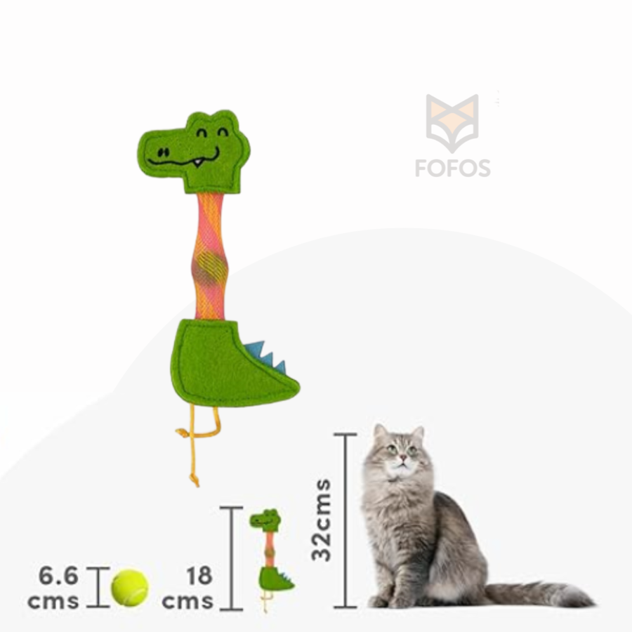 Brinquedo para gato verde em forma de crocodilo, bola de ténis e gatinho cinza para escala