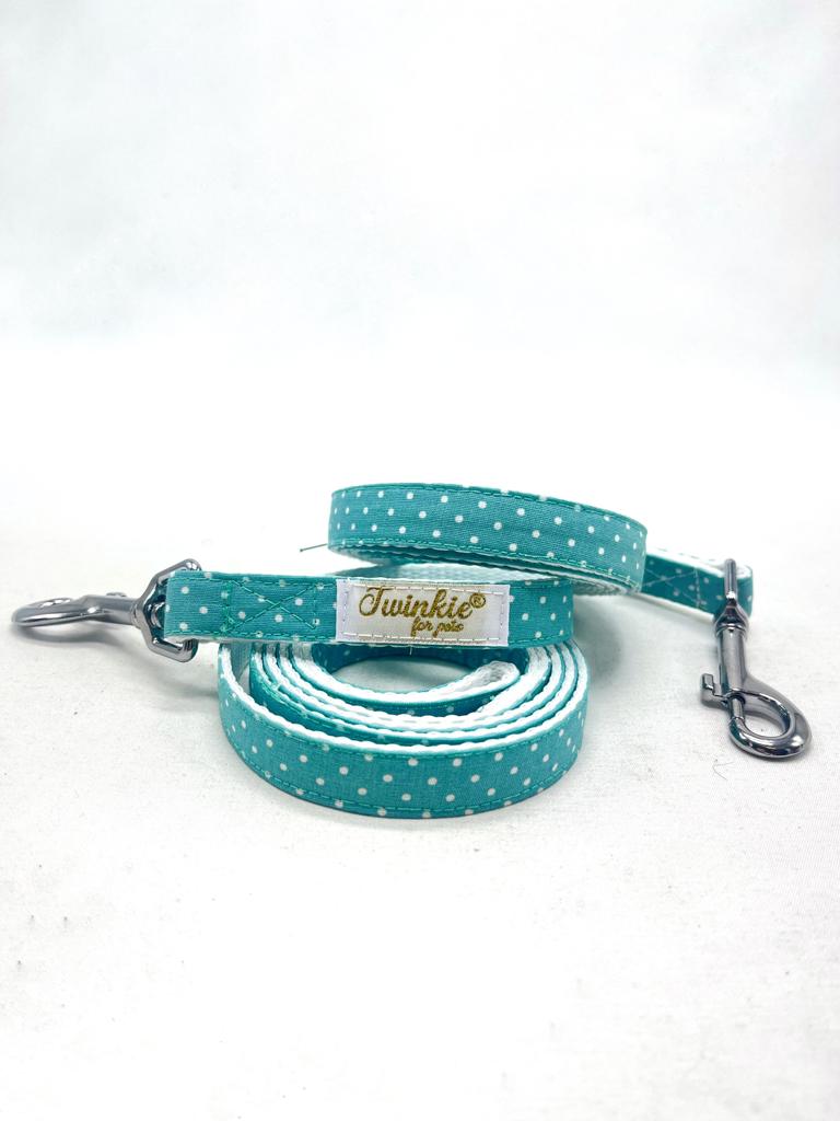 Trela azul com bolinhas brancas e fivelas metálicas para cão