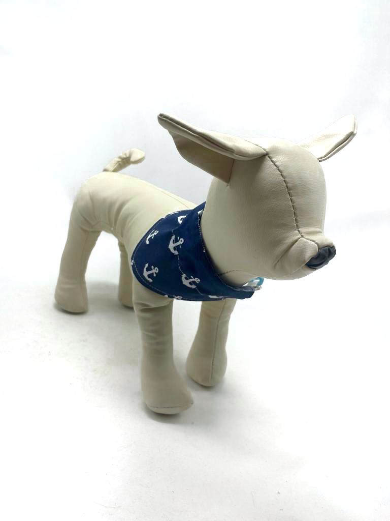 Estátua decorativa de cão em couro sintético bege com lenço azul com âncoras brancas