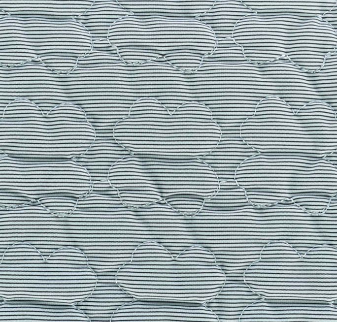tecido acolchoado cinzento com padrão de nuvens em relevo e riscas horizontais