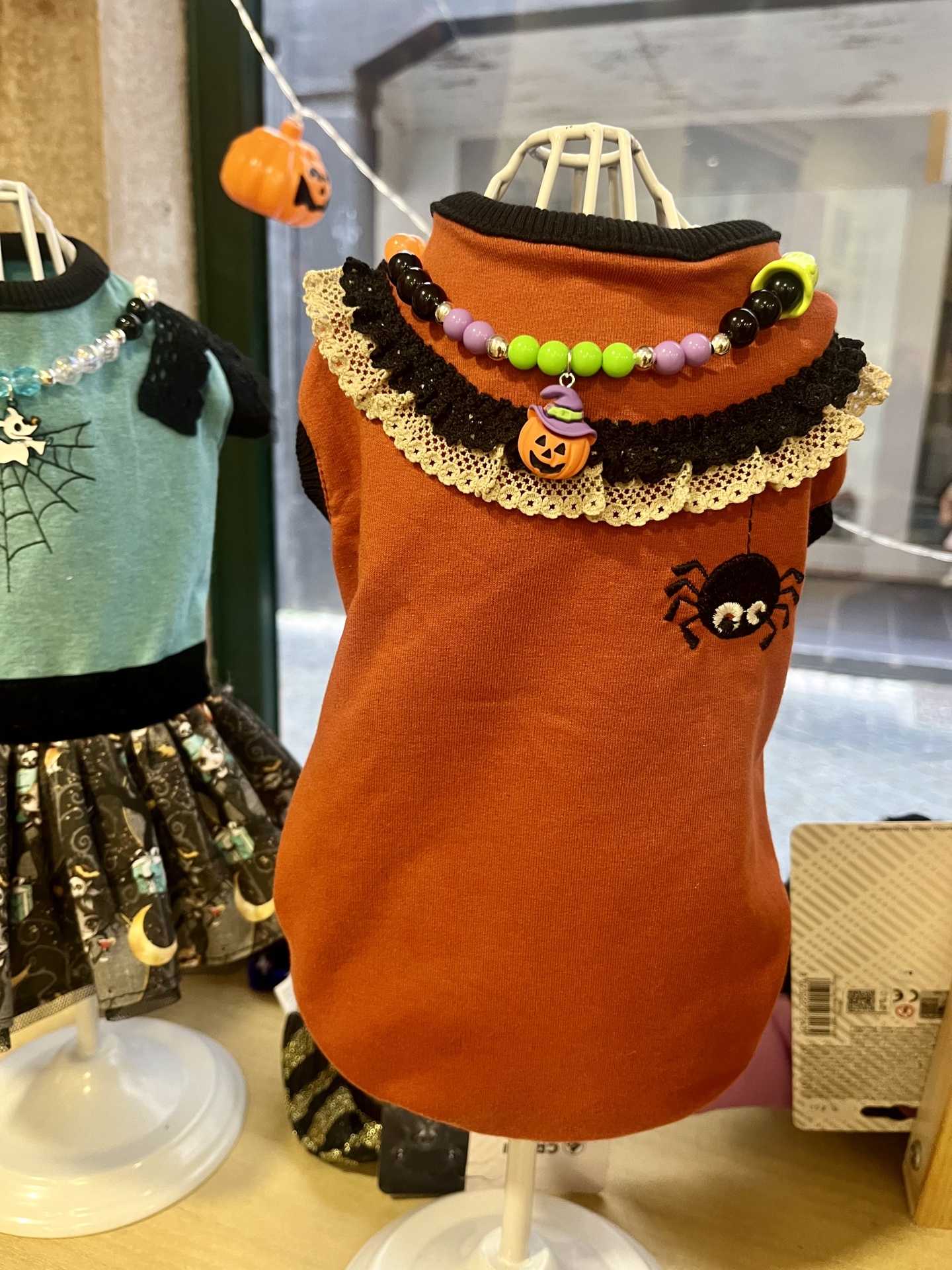 Roupinha de Halloween laranja para animal com decoração de aranha e colar colorido
