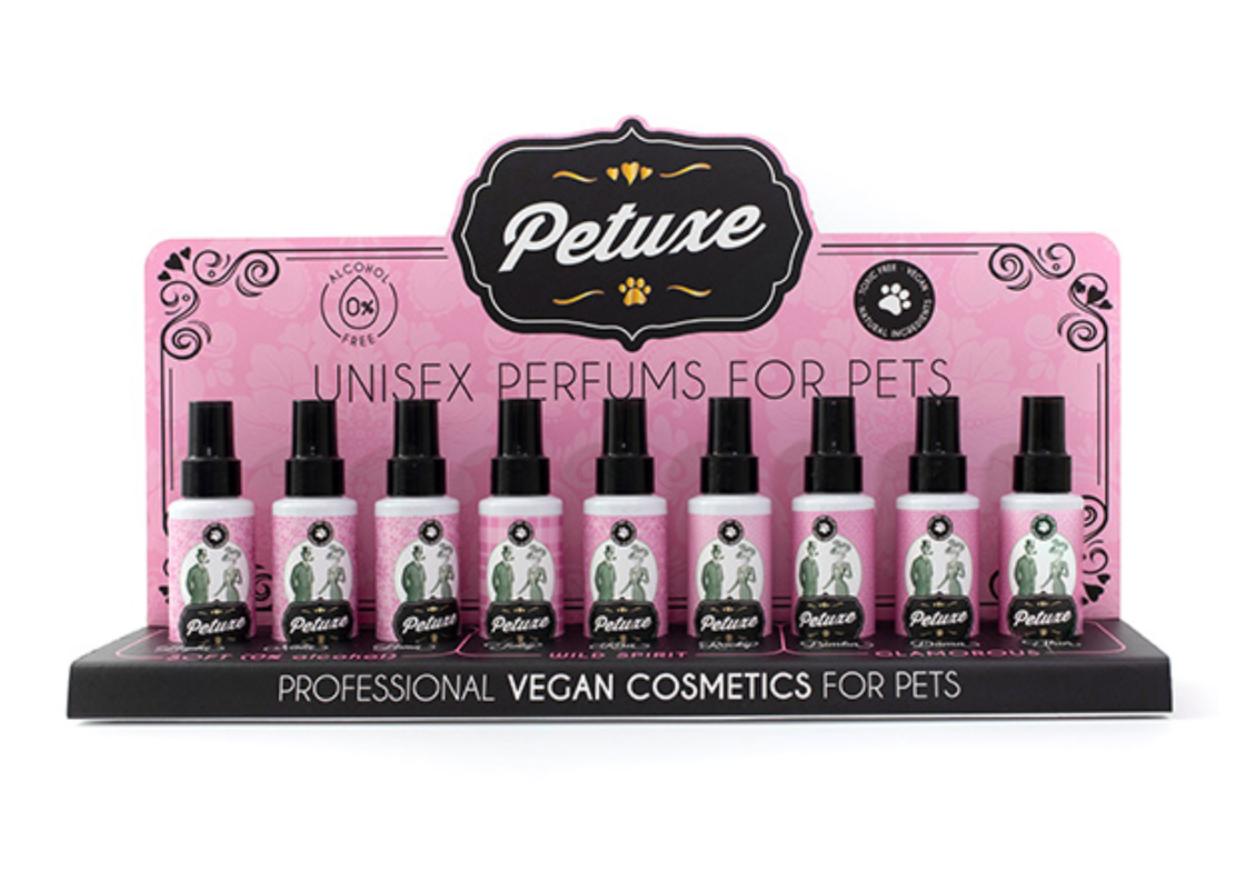 Expositor com 10 perfumes unissexo para animais em frascos pretos com rótulos rosa e preto.