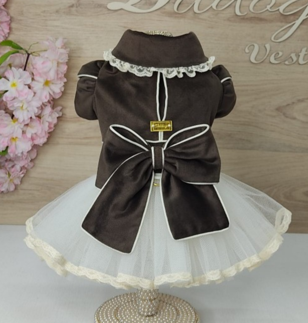Vestido castanho para cão com saia de tule branca e laço
