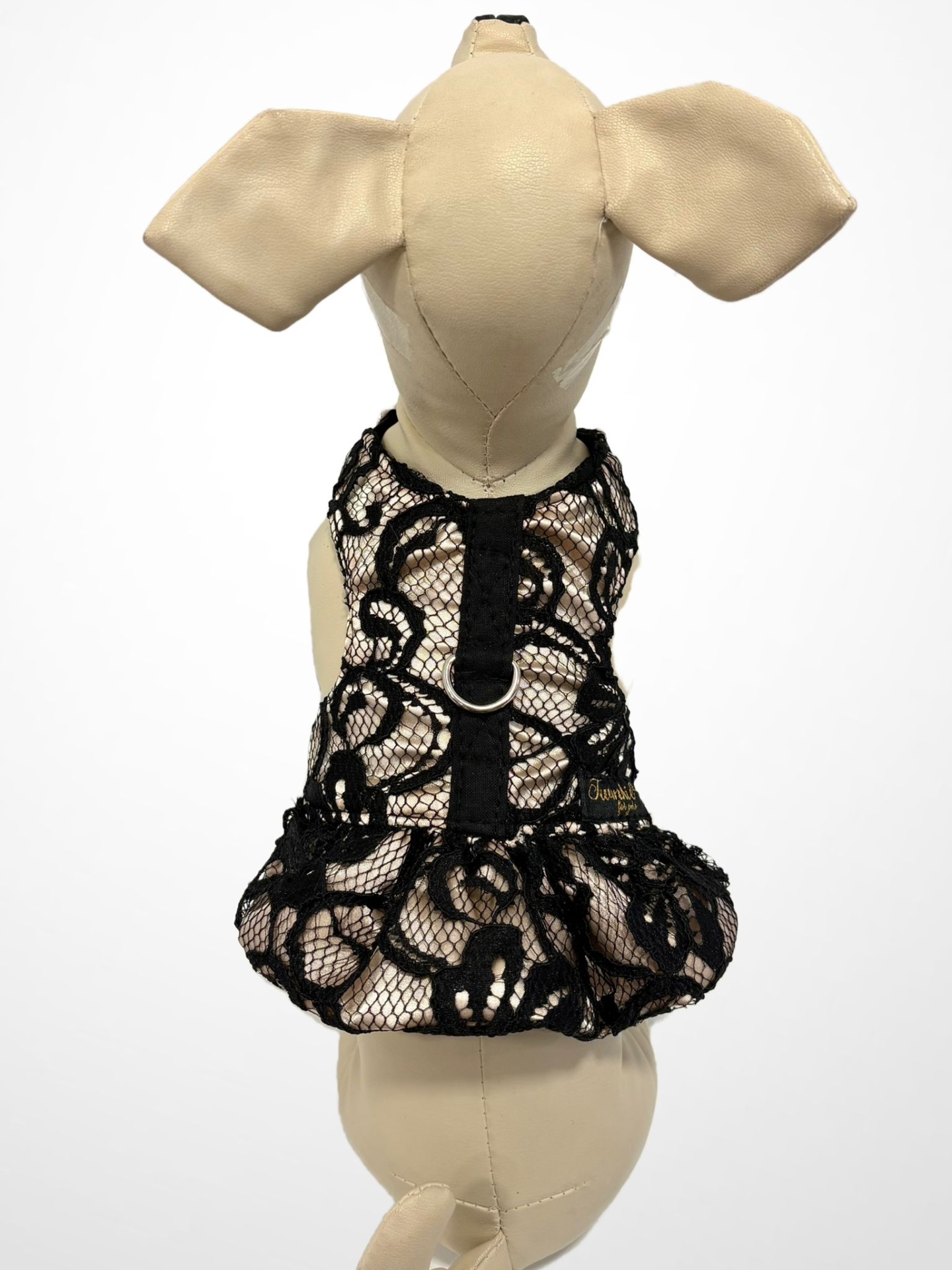 Vestido para cão bege com renda preta floral numa manequim clara