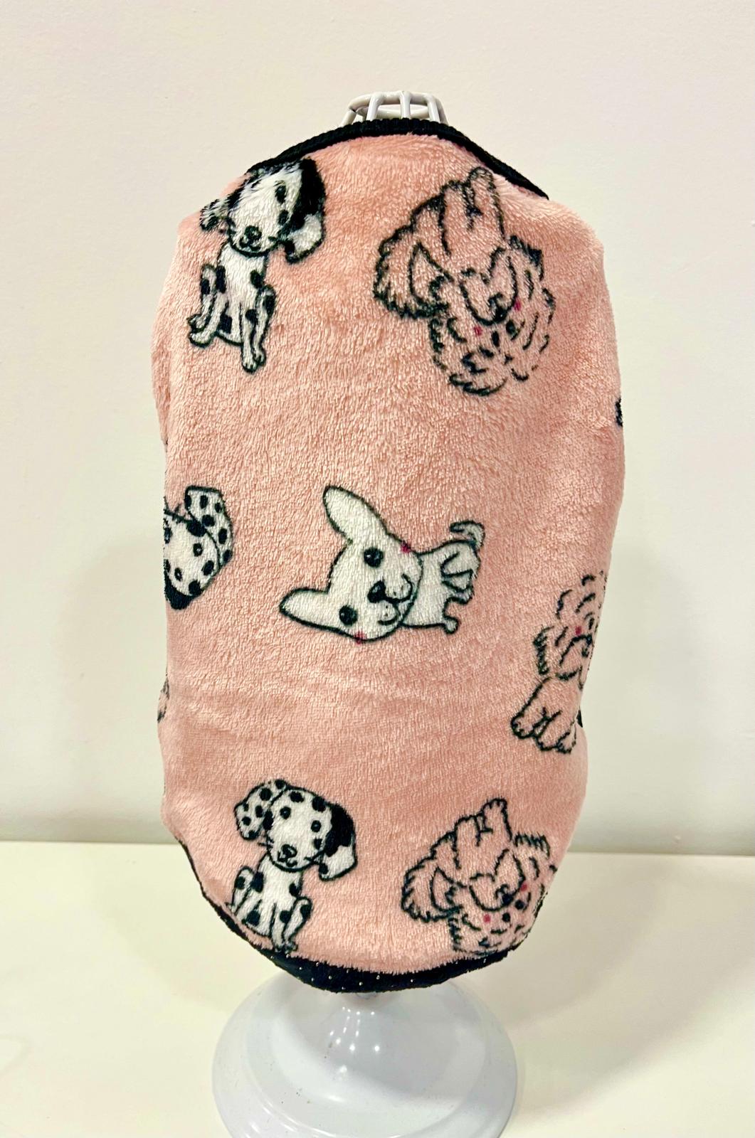 Roupa para cão rosa com estampados de cães em tecido felpudo