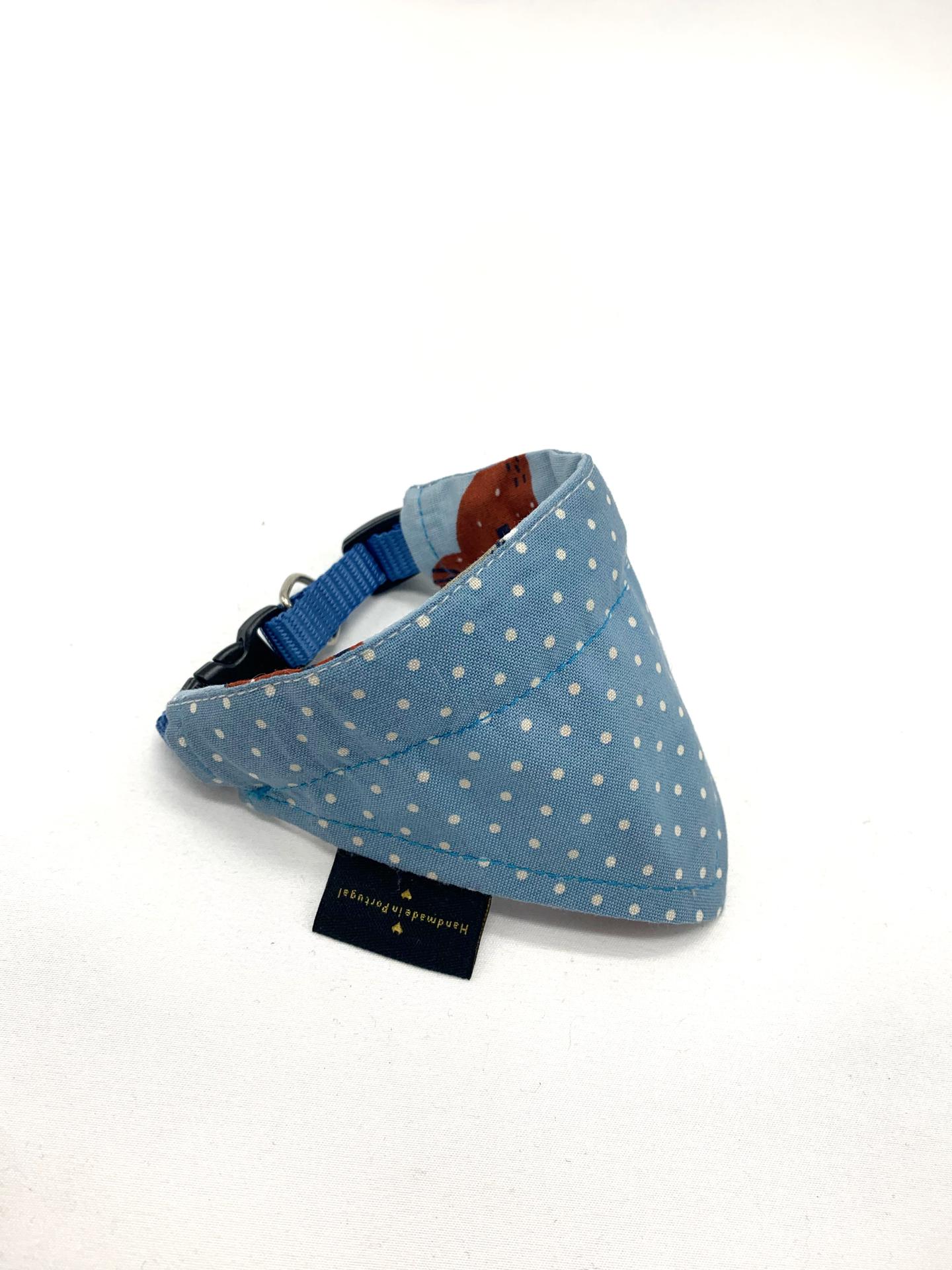 Coleira azul clara para animal de estimação com padrão de bolinhas brancas