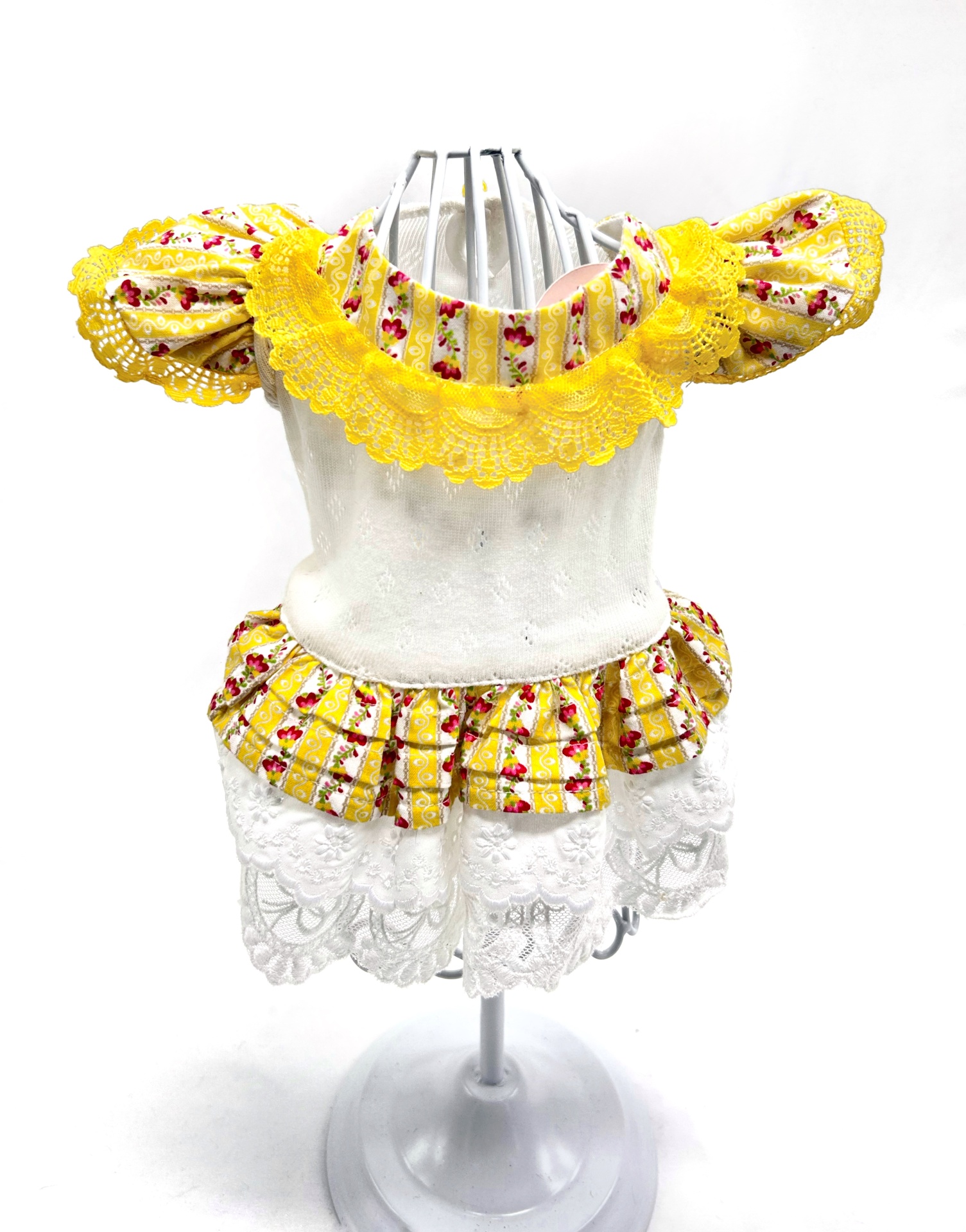 Vestido infantil amarelo com babados florais e renda branca