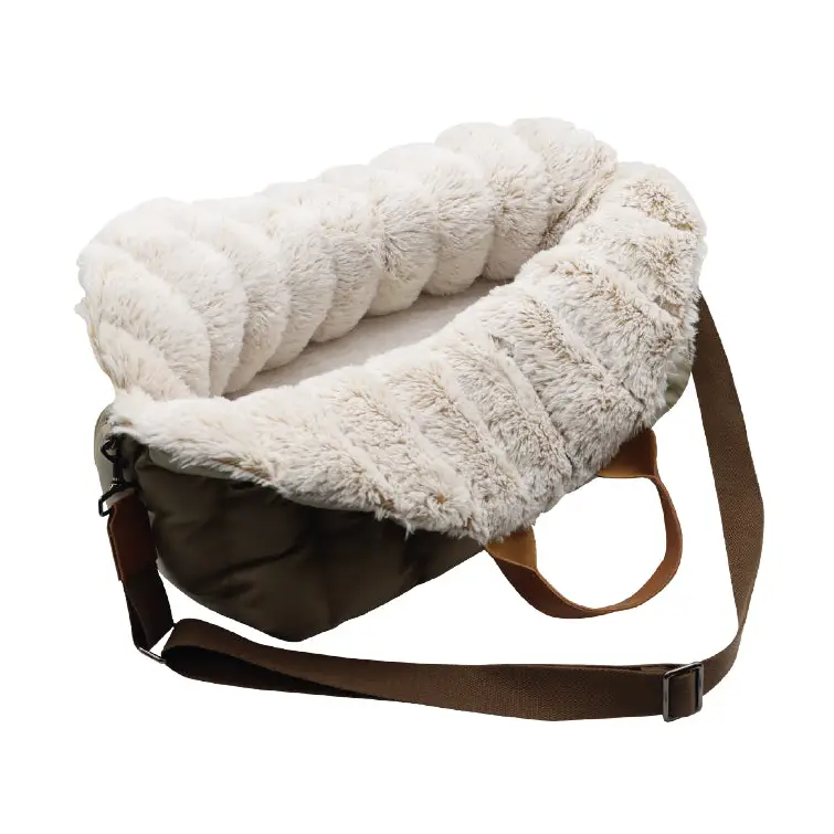 Cama para animais com pelúcia branca e tecido verde escuro com alças castanhas