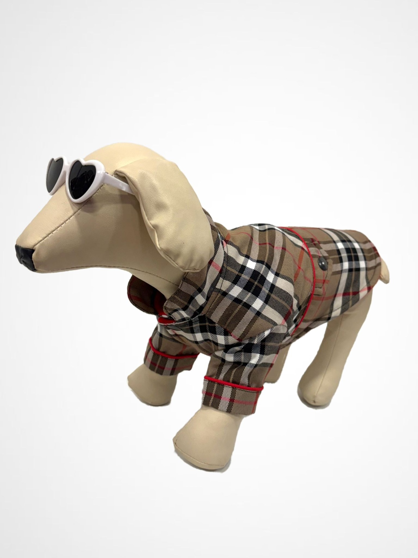 Mannequim de cão vestido com fato xadrez castanho e óculos de sol brancos em forma de coração