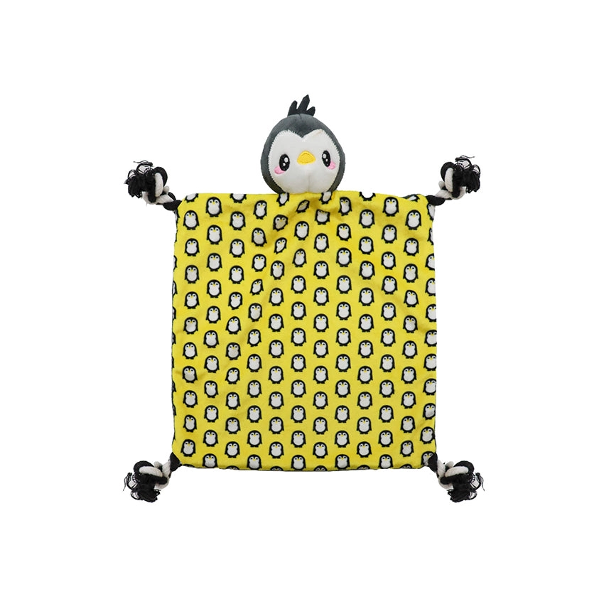 Pelúcia amarela com padrão de pinguins e cabeça de pinguim