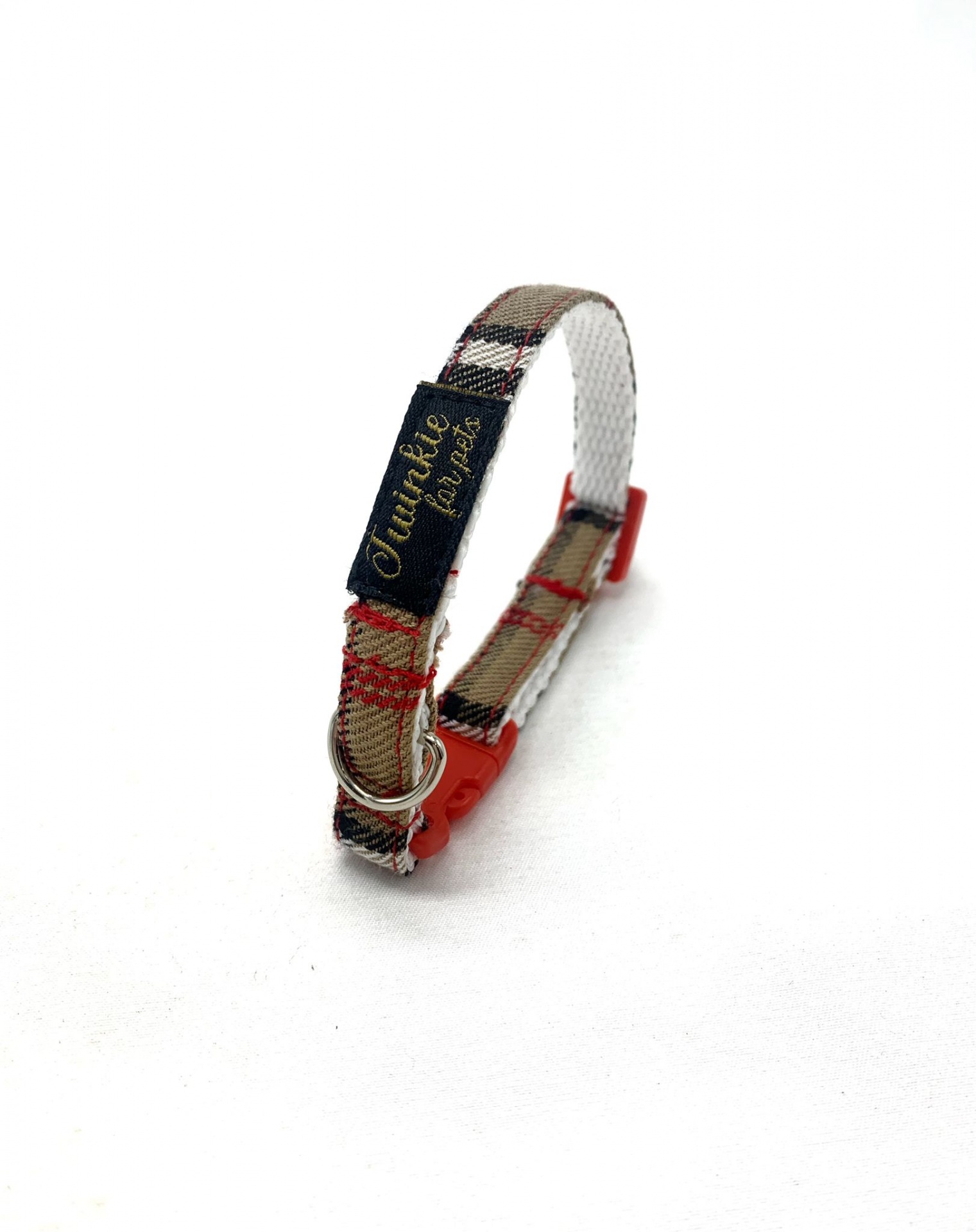 Coleira xadrez bege, preto e vermelho para cão com etiqueta azul e fecho vermelho