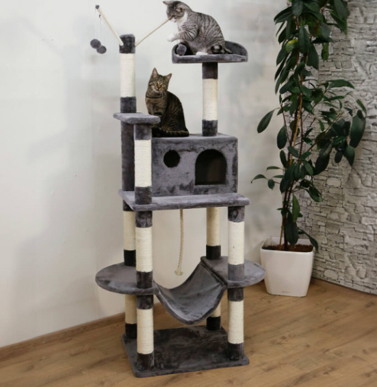 Arranhador cinza para gatos com vários níveis e brinquedos pendurados