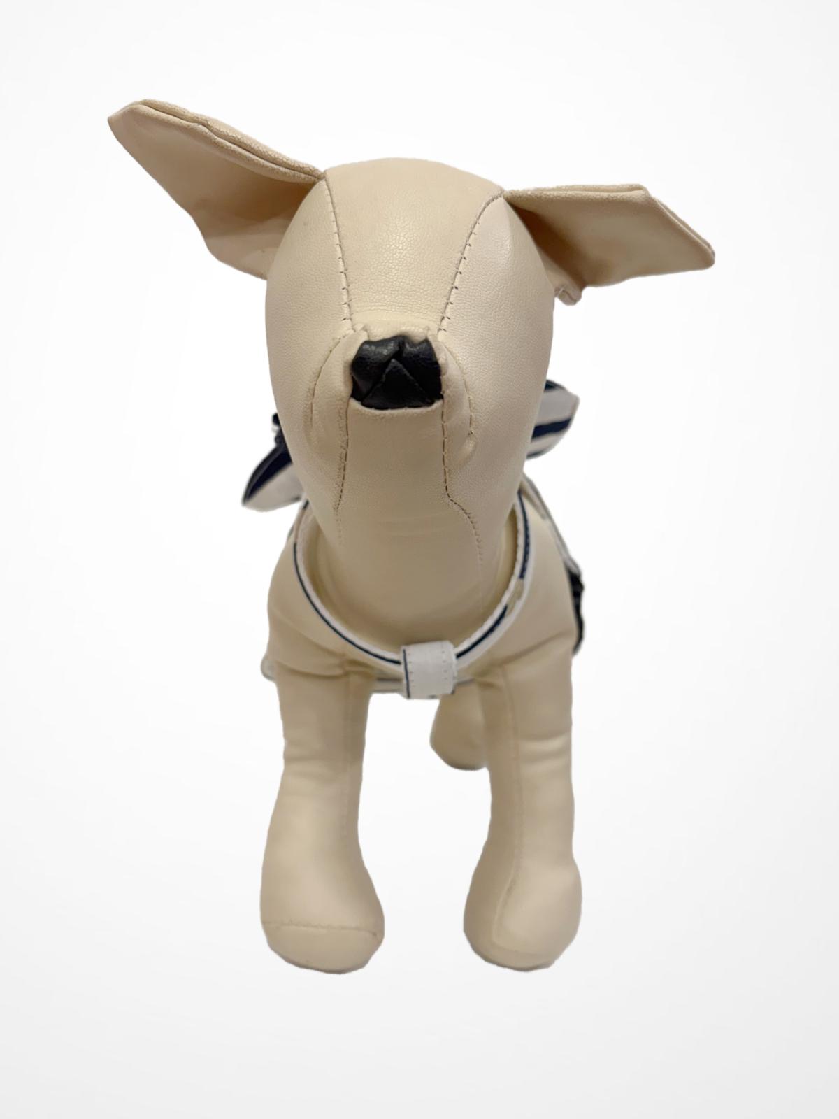 Boneco de cão bege em material semelhante a couro com colar branco e azul