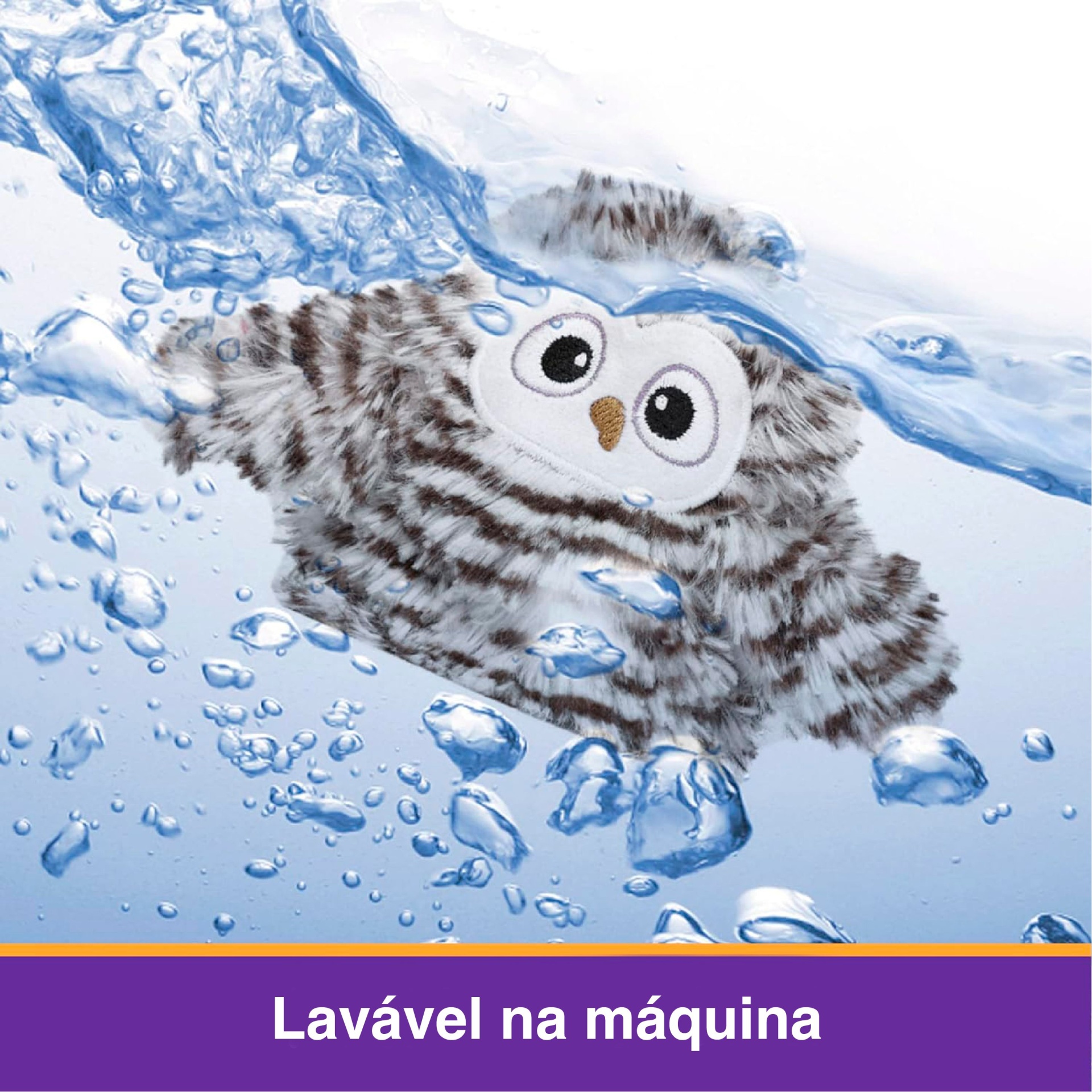 Brinquedo peluche coruja submerso em água com texto Lavável na máquina
