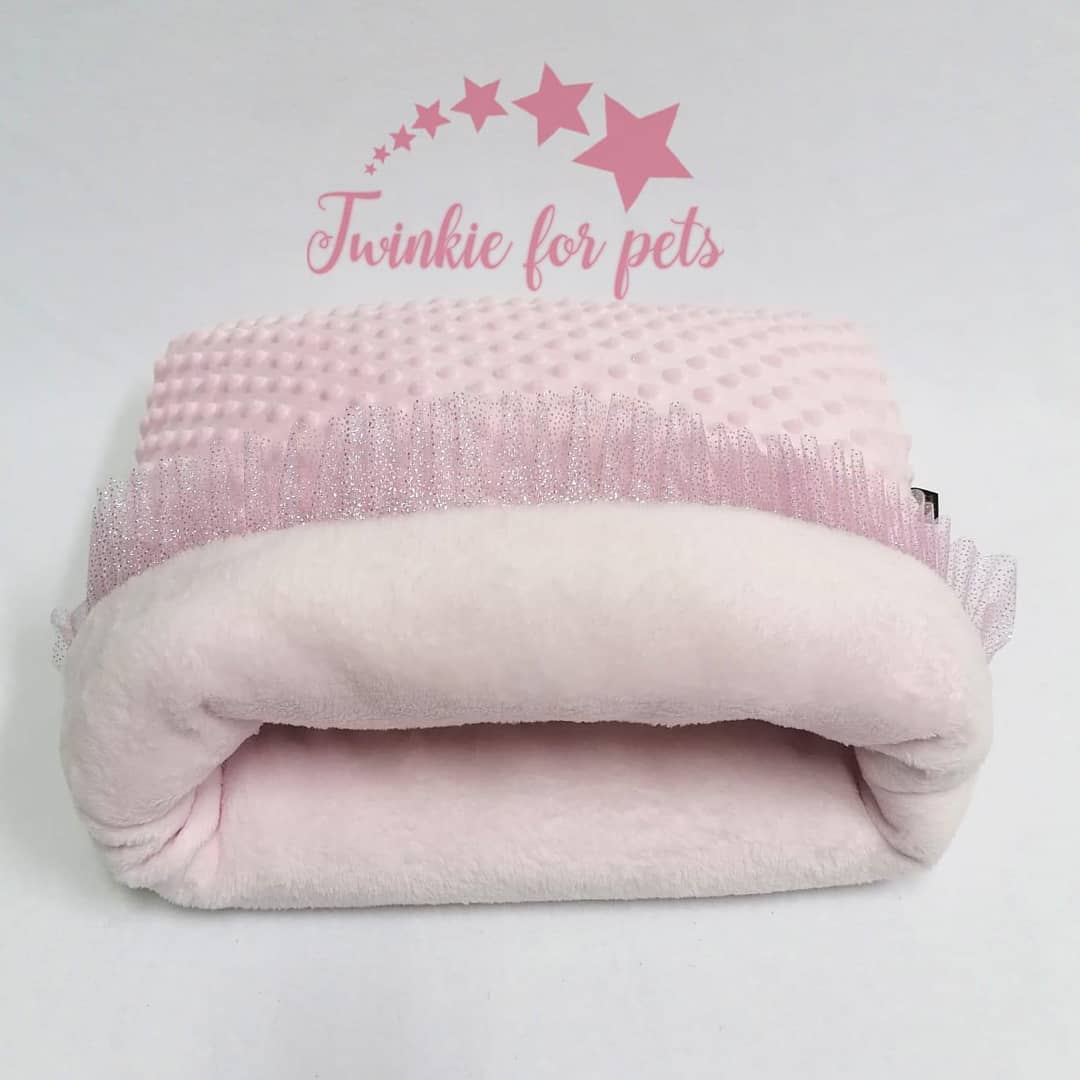 Cama para pets rosa com textura e brilho, texto Twinkie for pets e estrelas rosa