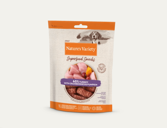 Pacote branco e laranja de snacks para cães Nature's Variety com peru, cranberry e abóbora