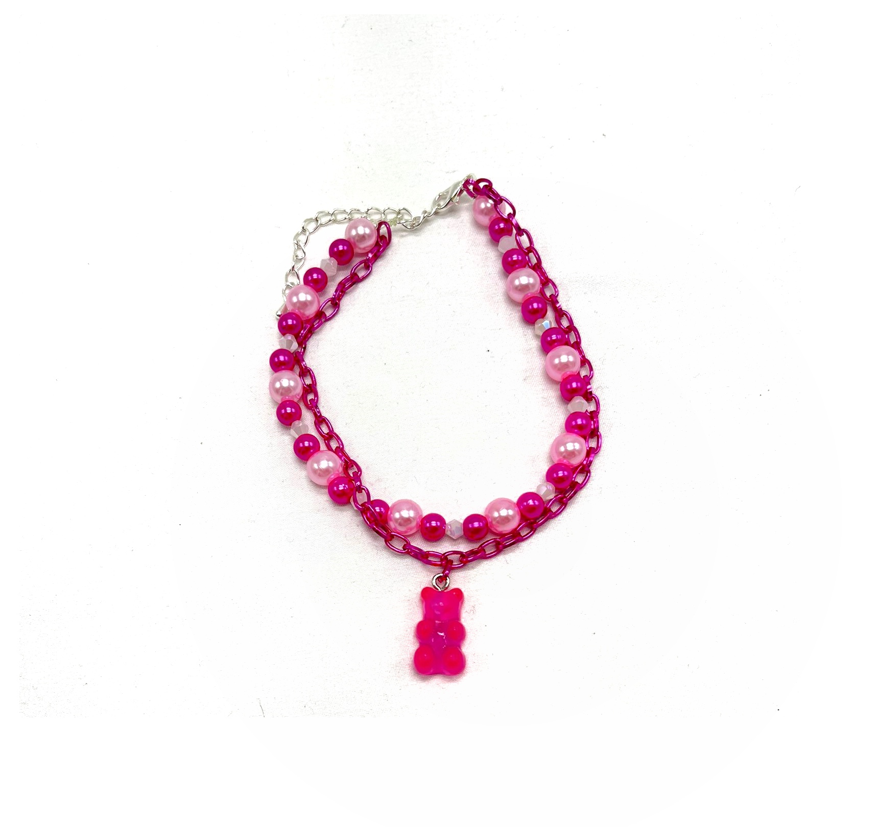 Pulseira rosa com contas e pendente de ursinho