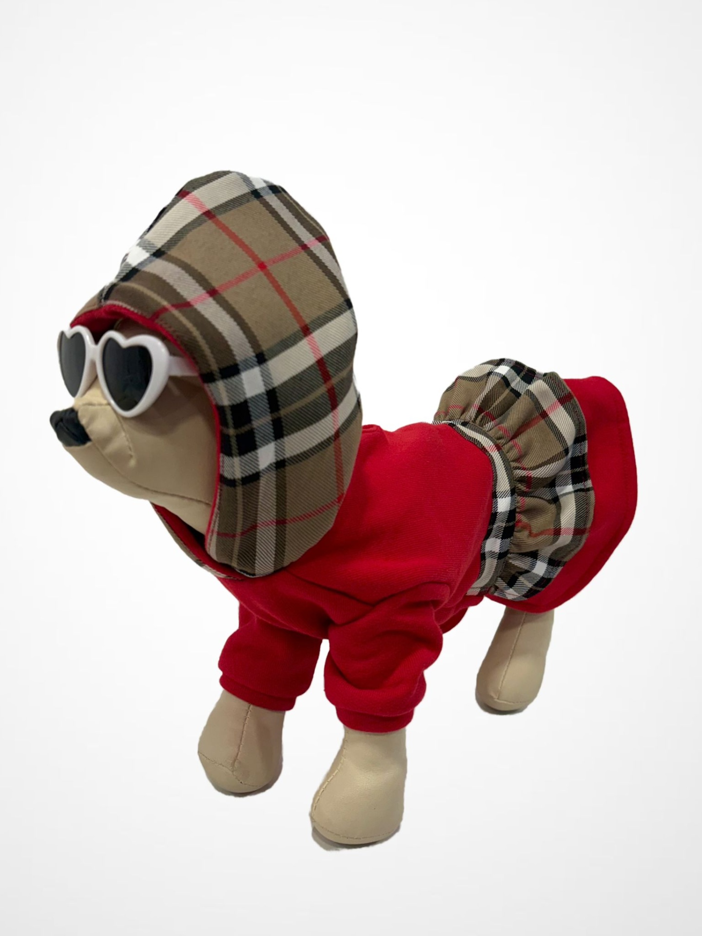 Roupinha para cão com capuz xadrez e saia vermelha com detalhes xadrez, com óculos de sol em forma de coração.