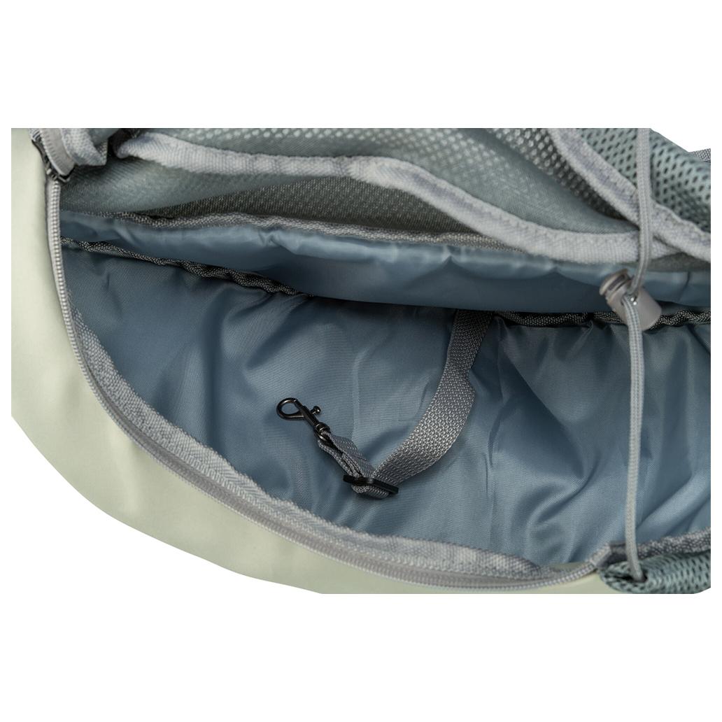 Interior de mochila ou saco desportivo cinzento com fecho e gancho interno