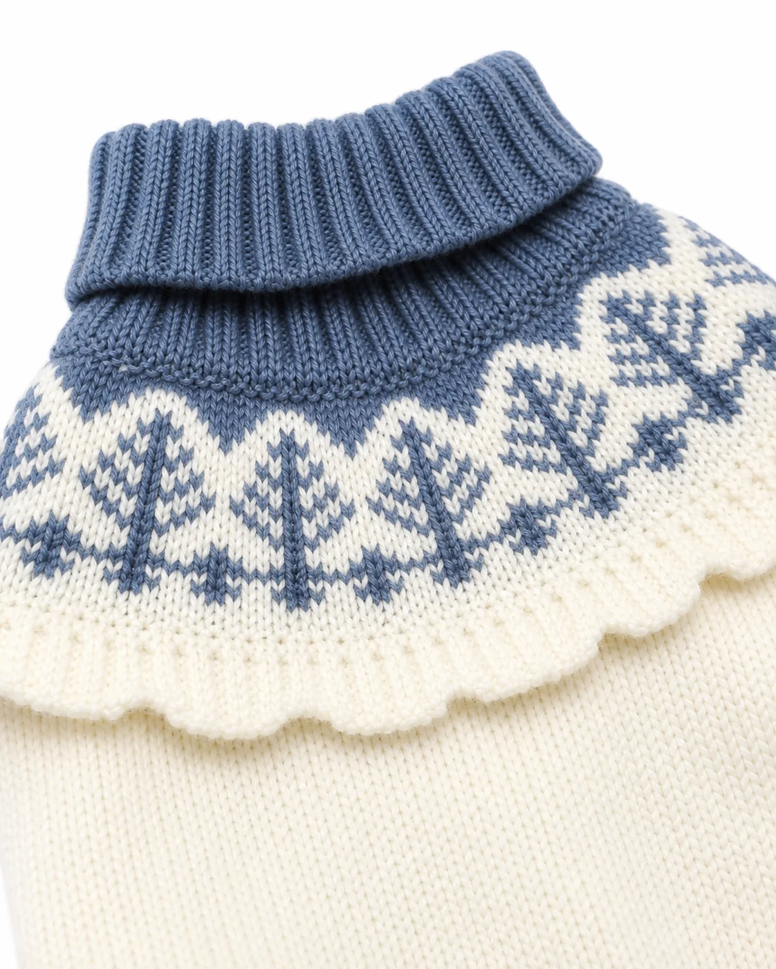 Gola alta de camisola azul e branca com padrão de folhas