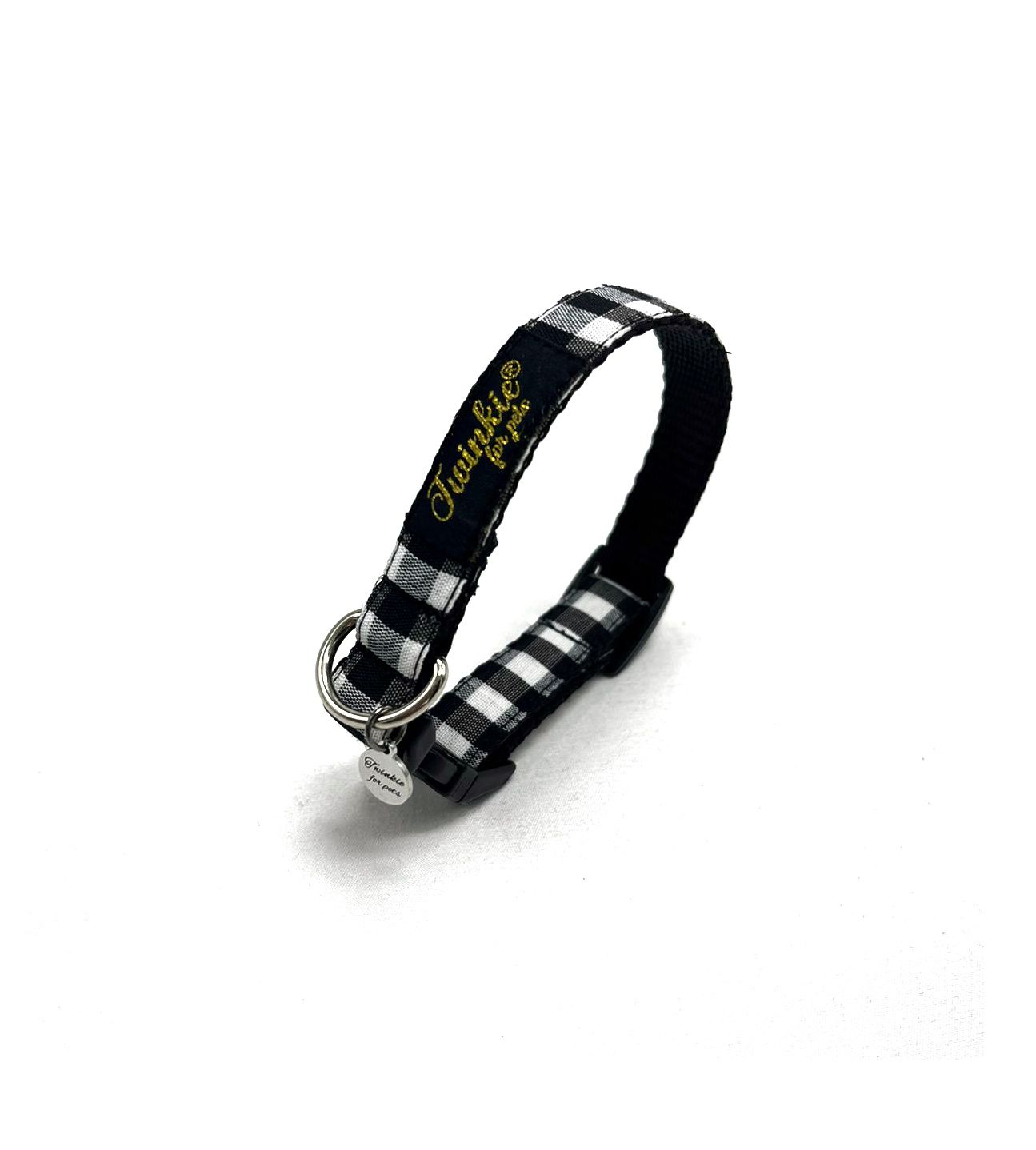 Coleira em tecido preto e branco com placa metálica redonda